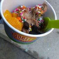 รูปภาพถ่ายที่ Yooglers Frozen Yogurt โดย Laurie P. เมื่อ 3/9/2013