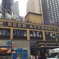 7/19/2013 tarihinde AKD320ziyaretçi tarafından Beer Authority NYC'de çekilen fotoğraf