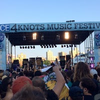 รูปภาพถ่ายที่ The Village Voice&amp;#39;s 4Knots Music Festival โดย Michael H. เมื่อ 7/12/2014