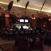 Foto scattata a The Veranda Bar/Lobby Lounge at Hotel Casa Del Mar da Charles K. il 10/27/2012
