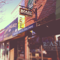 Das Foto wurde bei Roast Coffee &amp;amp; Tea Trading Company von Roast Coffee &amp;amp; Tea Trading Company am 12/19/2013 aufgenommen