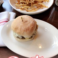 Foto tomada en 5 Napkin Burger  por ع𣎴 el 8/15/2018
