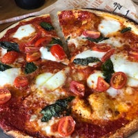 Foto diambil di Blaze Pizza oleh Hyojin J. pada 8/5/2018