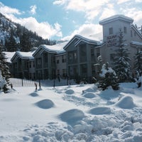 3/2/2015 tarihinde Fee M.ziyaretçi tarafından Squaw Valley Lodge'de çekilen fotoğraf