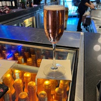 5/18/2022 tarihinde Carrianne B.ziyaretçi tarafından Bubbles Wine Bar'de çekilen fotoğraf