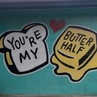 Снимок сделан в You&amp;#39;re My Butter Half (2013) mural by John Rockwell and the Creative Suitcase team пользователем Carrianne B. 10/12/2023