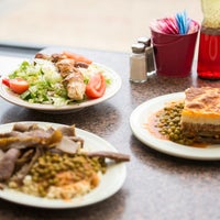 3/7/2017 tarihinde Greek Town Family Restaurantziyaretçi tarafından Greek Town Family Restaurant'de çekilen fotoğraf