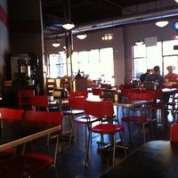 Foto tomada en Mojo&amp;#39;s Famous Burgers Cherrydale  por Becky M. el 10/5/2012