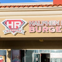 Das Foto wurde bei Halphen Red Burgers von Halphen Red Burgers am 3/17/2017 aufgenommen