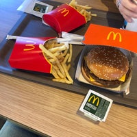 รูปภาพถ่ายที่ McDonald&amp;#39;s โดย Theo v. เมื่อ 2/27/2022