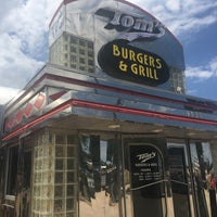 Foto diambil di Toms Burgers &amp;amp; Grill oleh Hiro pada 5/21/2017