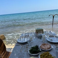 Foto diambil di Çakıl Restaurant oleh Hasan T. pada 7/29/2023