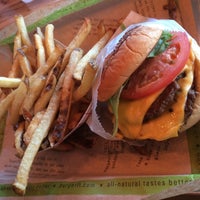 Foto scattata a BurgerFi da Naris W. il 12/13/2014