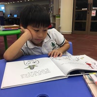 Photo taken at Geylang East Public Library by 🌟DooDao🌟 on 11/1/2017