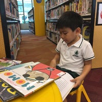 Photo taken at Geylang East Public Library by 🌟DooDao🌟 on 9/27/2017