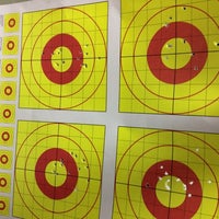 รูปภาพถ่ายที่ Trigger Time Indoor Gun Range โดย Robin G. เมื่อ 10/29/2012