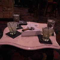 Das Foto wurde bei Nicky Blaine&amp;#39;s Cocktail Lounge von James M. am 9/23/2022 aufgenommen