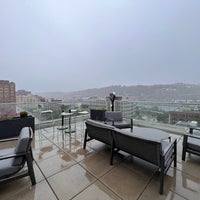 Das Foto wurde bei Joinery Hotel Pittsburgh, Curio Collection by Hilton von Amy F. am 10/1/2022 aufgenommen