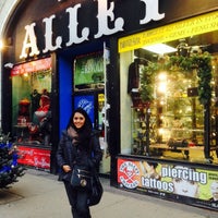 12/4/2014 tarihinde Karla S.ziyaretçi tarafından The Alley Chicago'de çekilen fotoğraf