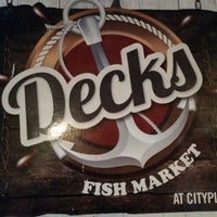 Foto tirada no(a) Decks Fish Market por Stelios S. em 7/25/2014