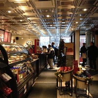 Foto tirada no(a) Starbucks por Philippe P. em 12/9/2012