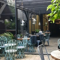 Das Foto wurde bei Cathedral Café Lounge &amp;amp; Restaurant von Thanh Thư Đ. am 6/21/2017 aufgenommen