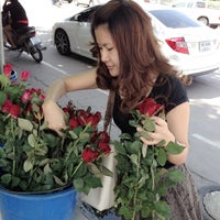 รูปภาพถ่ายที่ ร้านขายดอกไม้ หน้า ร.5 โดย ✤ ⓟ ⓞ ⓜ ⓟ ✤ เมื่อ 5/2/2013