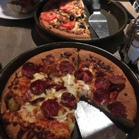 Foto diambil di Pizza Hut oleh Ali K. pada 9/2/2022
