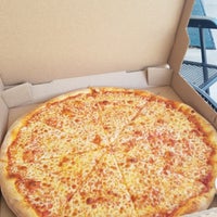 Снимок сделан в Lizzano&amp;#39;s Pizza пользователем Dale N. 11/3/2018