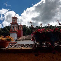 Foto diambil di Hotel Misión Colonial San Cristóbal oleh Grecia M. pada 7/25/2018