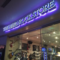Das Foto wurde bei The Hard Rock Store von Sam M. am 8/2/2016 aufgenommen