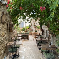 Foto diambil di 2Kapı Restaurant &amp;amp; Lounge oleh H K. pada 5/6/2023