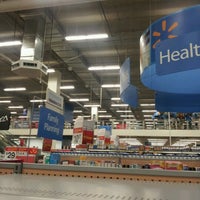 Foto tirada no(a) Walmart por Ronald S. em 11/5/2012