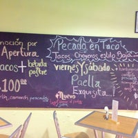 Das Foto wurde bei Pescado en Taco, tacos estilo baja von Karina R. am 3/1/2013 aufgenommen