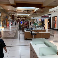 Das Foto wurde bei Brookfield Square Mall von Dave M. am 7/3/2019 aufgenommen