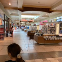 Das Foto wurde bei Brookfield Square Mall von Dave M. am 7/3/2019 aufgenommen