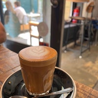 Foto tirada no(a) Double Shot Partisan Coffee por Turki em 4/12/2024