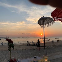 Foto tirada no(a) Bawang Merah Beachfront Restaurant por Senaca W. em 10/13/2019