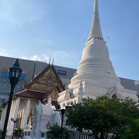 Photo taken at Wat Patumwanaram by Kats Zarusoba I. on 12/6/2023