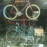 รูปภาพถ่ายที่ Spokes Bike Shop โดย Marcos F. เมื่อ 1/5/2013