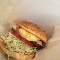 Photo taken at Freshness Burger by ＪＹはすう on 11/4/2018