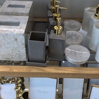 Photo taken at ZARA HOME by HATSUMI on 7/10/2018