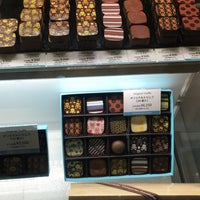 Photo taken at Compartes chocolatier by HATSUMI on 10/29/2015