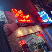 Foto tirada no(a) Joe&amp;#39;s Pizza - Hollywood Blvd por Jonathan B. em 2/15/2023