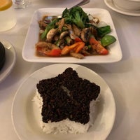 Foto diambil di Sweet Basil Thai Cuisine oleh Sascha W. pada 9/9/2019