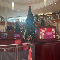 Photo taken at Phipps Plaza Santa by Kevin W. on 11/23/2022