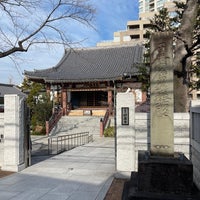 Photo taken at 妙圓寺 by Kevin W. on 1/25/2022