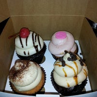 Photo taken at Treat Cupcakes by Timoteo R. on 11/12/2012