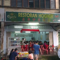 Photo taken at Restoran Hoover by Tiensoon on 6/14/2014
