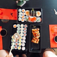 Foto scattata a Kaizen Sushi da Joanna M. il 8/16/2017